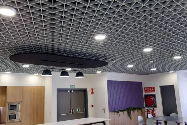 Moderne kantoorverlichting met daglichtintegratie