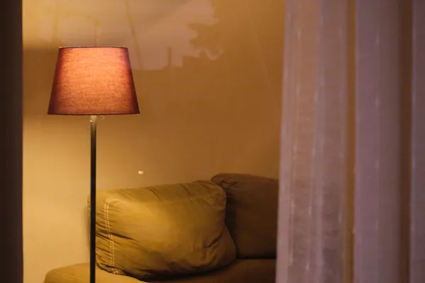 Sfeervolle woonkamerverlichting in een modern interieur